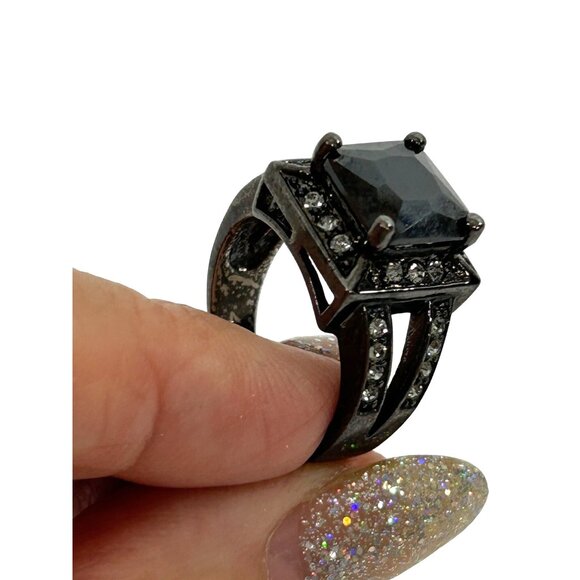 Fashion Jewelry Women’s Ring 6 Faux Square Black Princess Cut Faceted Crystals - Picture 1 of 17